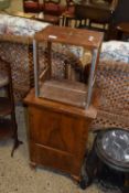 SMALL WALNUT CASED CABINET WITH LIFT UP TOP SECTION PRESUMABLY FOR A VINTAGE RADIO OR SPEAKER,