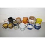 MIXED LOT TO INCLUDE DOULTON HUNTING JUG, SMALL JASPERWARE SQUAT VASE, MUGS, CUPS, TOBACCO JAR ETC