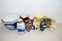 MIXED LOT TO INCLUDE A CLOISONNE VASE (A/F), CARLTON WARE LUSTRE FINISH VASE, BLUE AND WHITE