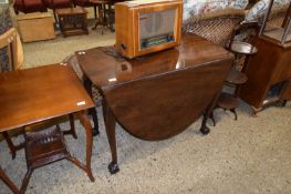 GEORGIAN STYLE MAHOGANY OVAL DROP LEAF TABLE ON BALL AND CLAW FEET, 101CM WIDE