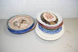 MIXED LOT VARIOUS 19TH CENTURY AND LATER PLATES TO INCLUDE WEDGWOOD FLOWER FORMED EDITIONS ETC