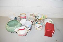 MIXED LOT VARIOUS CERAMICS TO INCLUDE CHINTZ PATTERN BOWLS, FLOWER FORMED SUGAR SIFTER, VARIOUS