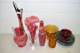 MIXED LOT GLASS WARES TO INCLUDE CRANBERRY GLASS ITEMS