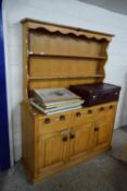 20TH CENTURY CRAFTSMAN MADE KITCHEN DRESSER WITH TWO SHELF BACK OVER A BASE WITH THREE DRAWERS AND