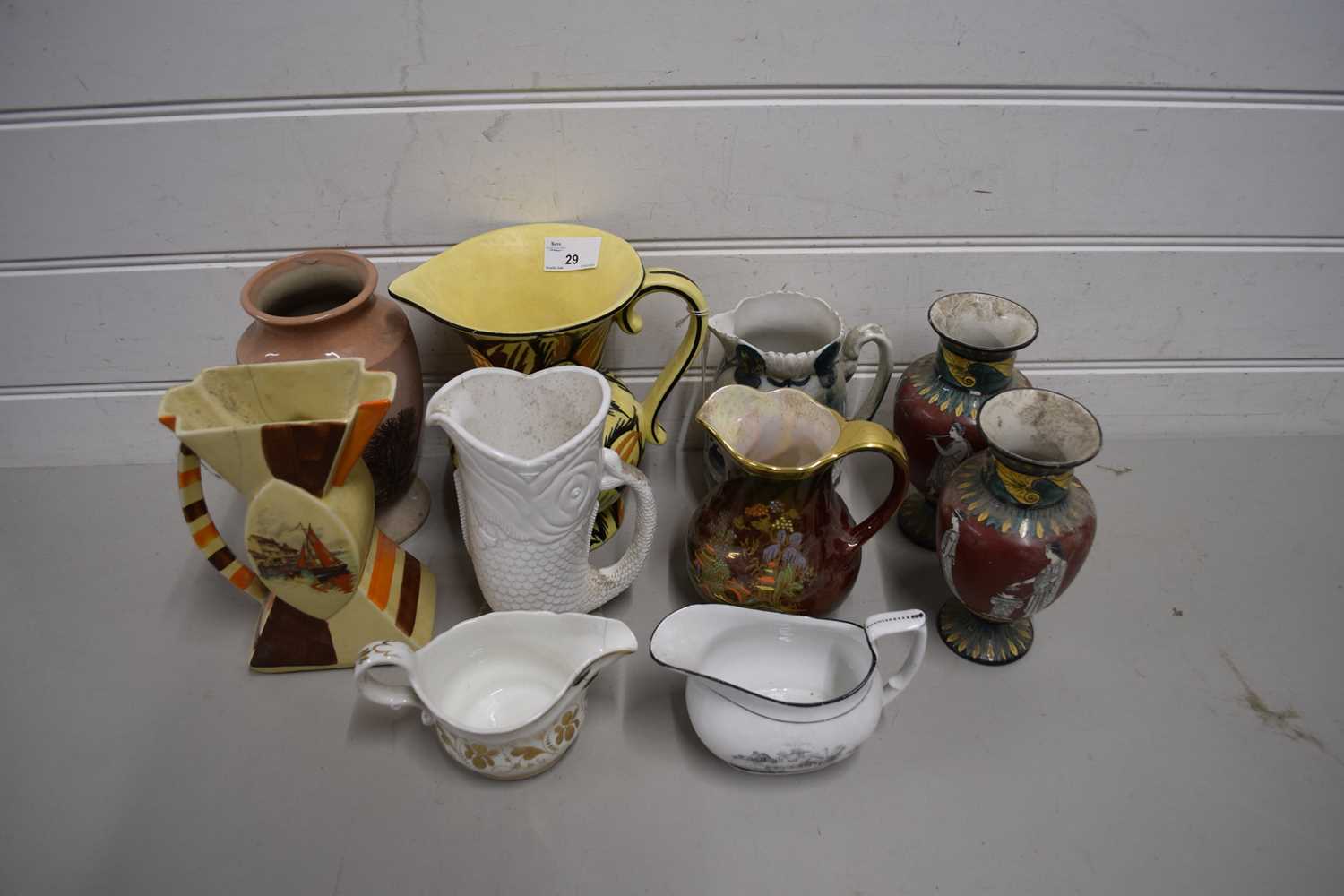 MIXED LOT OF CERAMICS TO INCLUDE CROWN DEVON LUSTRE JUG, ART DECO STYLE JUGS, PAIR OF GRECIAN