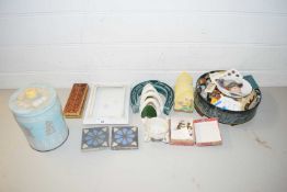 MIXED LOT COMPRISING TIN OF BUTTONS, MIXED CERAMICS AND OTHER ITEMS