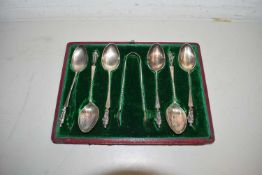 CASED SET OF SIX SHEFFIELD HALLMARKED SILVER APOSTLE TYPE TEA SPOONS AND ACCOMPANYING TONGS, IN