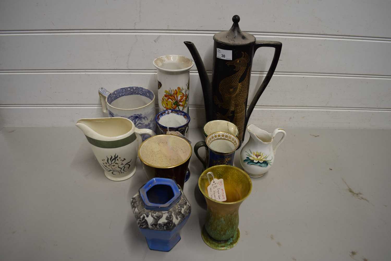MIXED LOT CERAMICS TO INCLUDE A PORTMEIRION PHOENIX PATTERN COFFEE POT, SMALL VASES TO INCLUDE