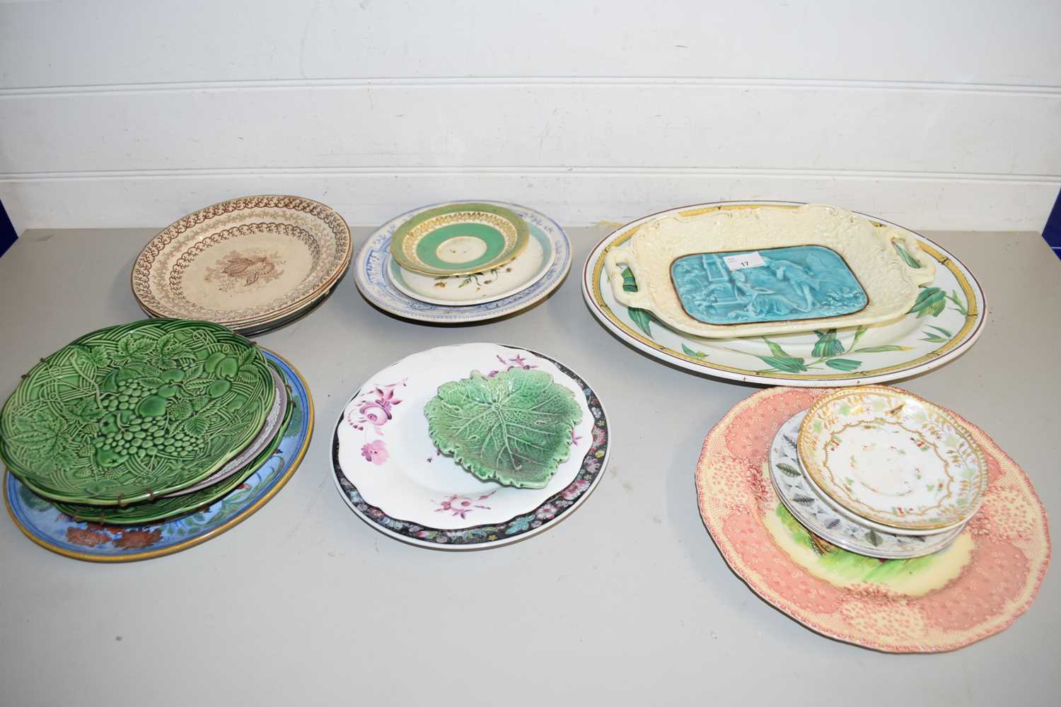 MIXED LOT VARIOUS 19TH CENTURY AND LATER DECORATED PLATES TO INCLUDE A BAMBOO DECORATED OVAL MEAT