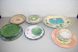 MIXED LOT VARIOUS 19TH CENTURY AND LATER DECORATED PLATES TO INCLUDE A BAMBOO DECORATED OVAL MEAT