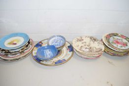 MIXED LOT VARIOUS DECORATED PLATES TO INCLUDE WORCESTER 'CELEBRATE THE MILLENNIUM' AND OTHERS