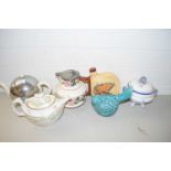 MIXED LOT OF CERAMICS TO INCLUDE A 19TH CENTURY GILT DECORATED TEA POT, PEWTER LIDDED JUG, SMALL