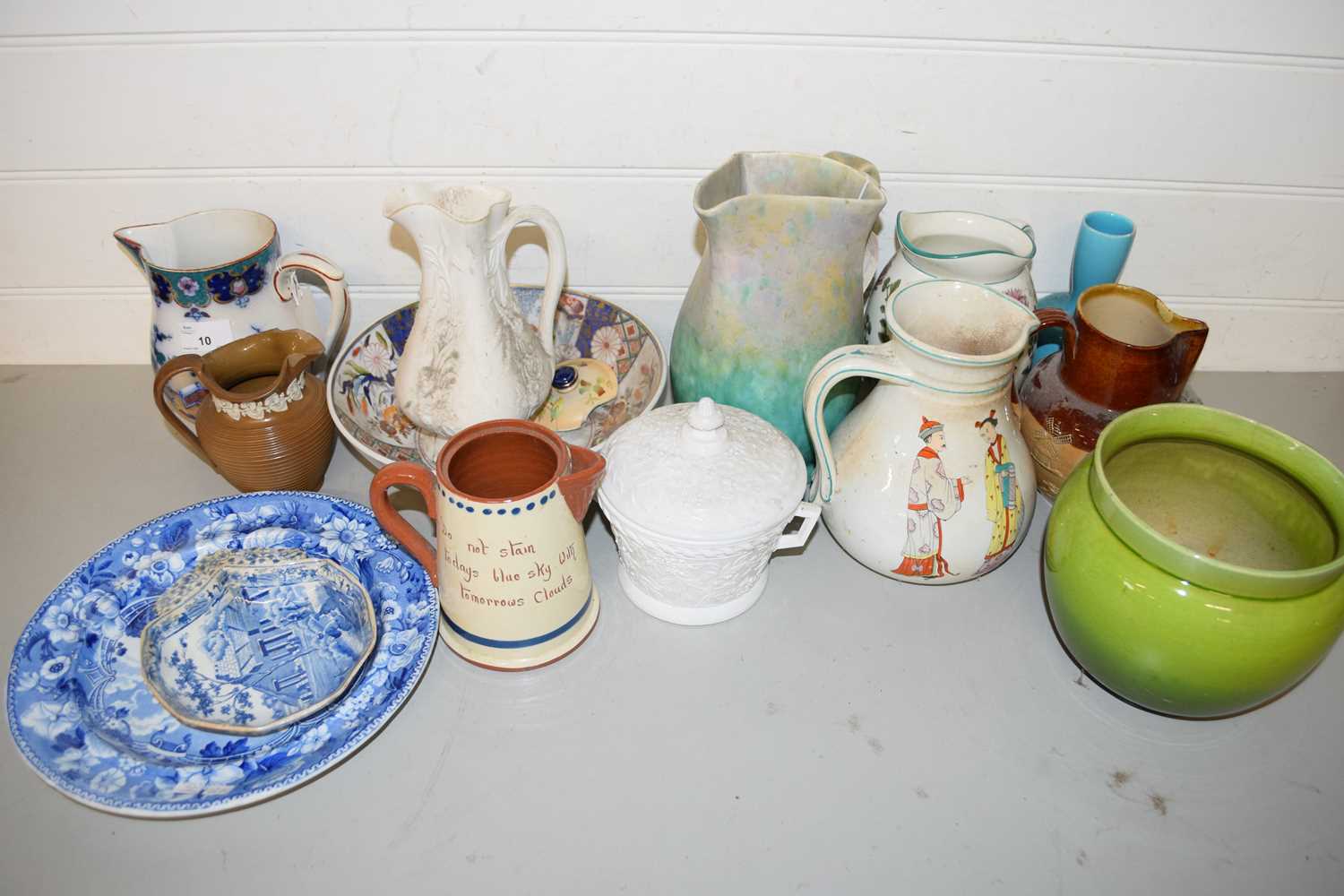 MIXED LOT OF VARIOUS CERAMICS TO INCLUDE DOULTON HUNTING JUG, A TRENTHAM ART WARE JUG, BRETBY