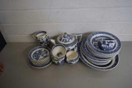 QUANTITY OF WEDGWOOD WILLOW PATTERN TEA AND DINNER WARES