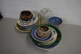 MIXED LOT VARIOUS HOUSEHOLD CERAMICS AND GLASS WARES TO INCLUDE BLUE AND WHITE