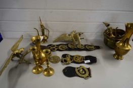 QUANTITY OF BRASS WARES, SOME HORSE BRASSES ON LEATHER STRAPS AND VARIOUS BRUSHES ETC