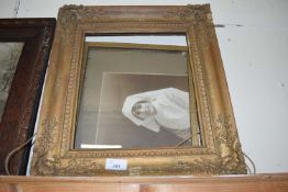 19TH CENTURY GILT PICTURE FRAME CONTAINING A PHOTO OF A FEMALE FIGURE, FRAME 41CM HIGH