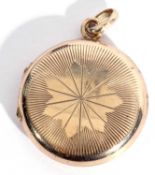 9ct gold small round shaped hinged locket, the front engraved with a floral design, 12cm diam,