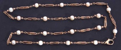 9ct gold cultured pearl necklace featuring 18 small cultured pearls (a/f), joined by bead shaped