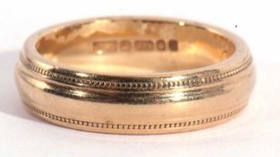 9ct gold wedding ring, the plain polished body between engraved beaded edges, 4.5gms, size I/J