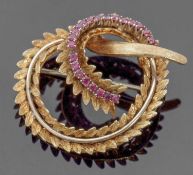 18ct gold and ruby set brooch, an entwined garland design having chased and engraved detail,