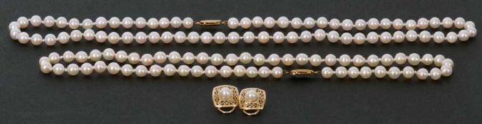Mixed Lot: two cultured pearl necklaces, both a single row design, with uniform shaped beads, 4mm