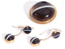 Banded cabochon agate brooch together with similar drop earrings, each with a cabochon and a flat
