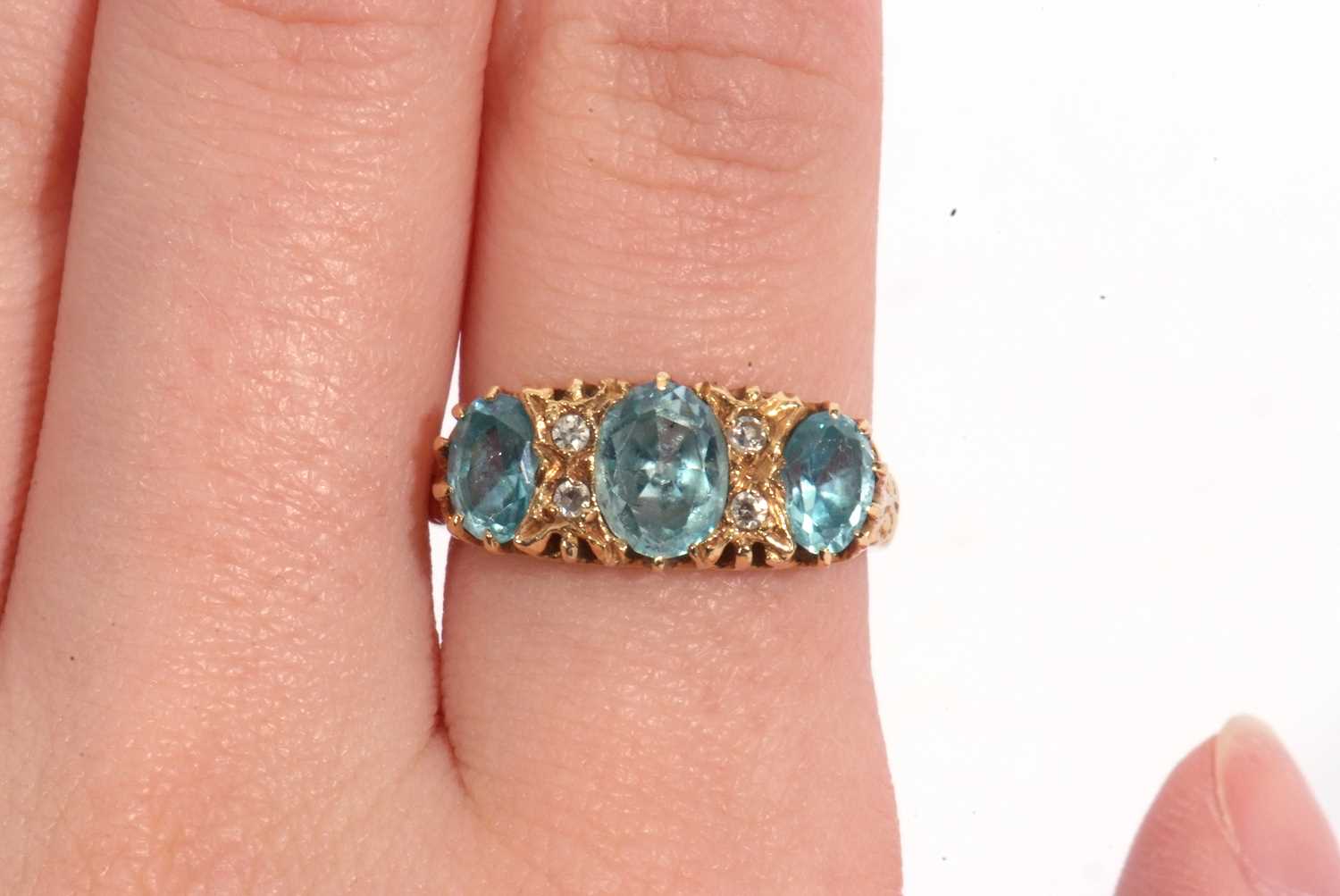 Aquamarine and diamond ring featuring three graduated oval shaped aquamarines, highlighted between - Image 10 of 10