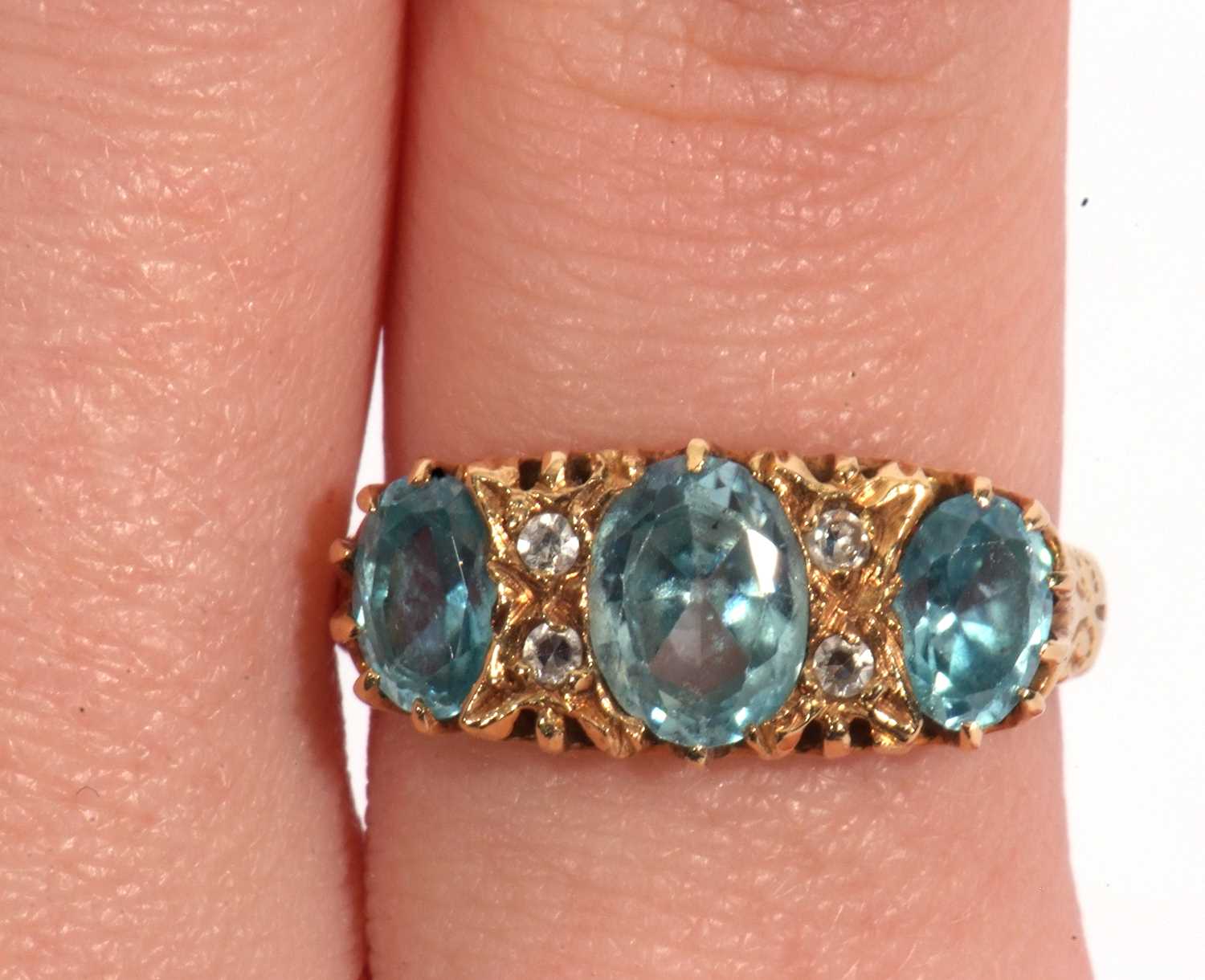 Aquamarine and diamond ring featuring three graduated oval shaped aquamarines, highlighted between - Image 9 of 10