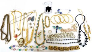 Large quantity of costume jewellery to include necklaces, bracelets, brooches etc