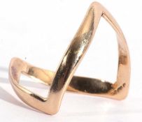 9ct gold designer ring in the style of a wishbone, 2.0gms g/w