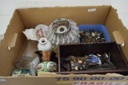 BOX VARIOUS MIXED ITEMS TO INCLUDE QUANTITY OF VINTAGE KEYS, LIGHT FITTINGS, CERAMICS ETC