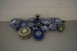 MIXED LOT VARIOUS WEDGWOOD JASPERWARE ITEMS TO INCLUDE VASES, TRINKET BOXES, PIN TRAYS ETC