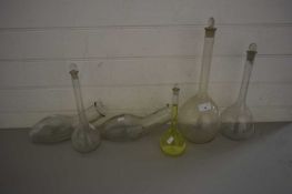 MIXED LOT OF GLASS CHEMISTS TYPE BOTTLES AND AND TWO GLASS URINE BOTTLES (6)