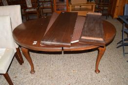 EDWARDIAN OVAL MAHOGANY EXTENDING DINING TABLE ON CABRIOLE LEGS, TOGETHER WITH TWO EXTENSION LEAVES