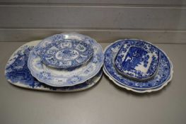 MIXED LOT VARIOUS BLUE AND WHITE CERAMICS TO INCLUDE A STRAINER FOR A MEAT PLATE