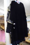 MIXED LOT VARIOUS VINTAGE LADIES DRESSES AND COATS