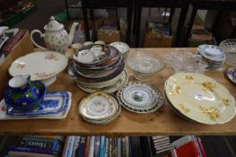MIXED LOT VARIOUS CERAMICS AND GLASS WARES TO INCLUDE RANGE OF VARIOUS COLLECTORS PLATES, GLASS