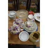 MIXED LOT HOUSEHOLD WARES TO INCLUDE A FLORAL DECORATED TEA SET PLUS FURTHER CERAMICS AND GLASS