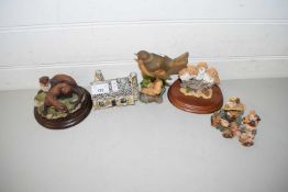MIXED LOT VARIOUS ORNAMENTS TO INCLUDE COUNTRY ARTISTS MODELS OF ANIMALS, SMALL POTTERY COTTAGE