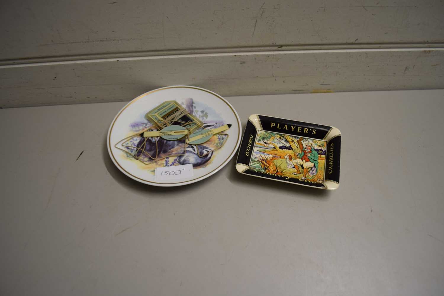 MIXED LOT COMPRISING A PLAYERS CIGARETTE ASHTRAY AND FURTHER ITEMS