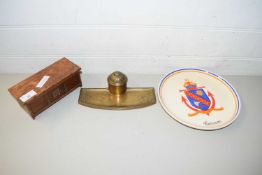 MIXED LOT COMPRISING A SMALL MUSICAL JEWELLERY BOX, A CAMPERE ARMORIAL PLATE AND A EARLY 20TH