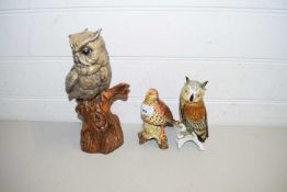 MIXED LOT COMPRISING A ENS MODEL OF AN OWL, A BESWICK MODEL OF A THRUSH AND A FURTHER RESIN MODEL OF