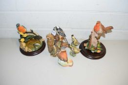 MIXED LOT COMPRISING TWO ROYAL WORCESTER GOLDCREST MODELS, A COALPORT WREN, TWO COUNTRY ARTISTS