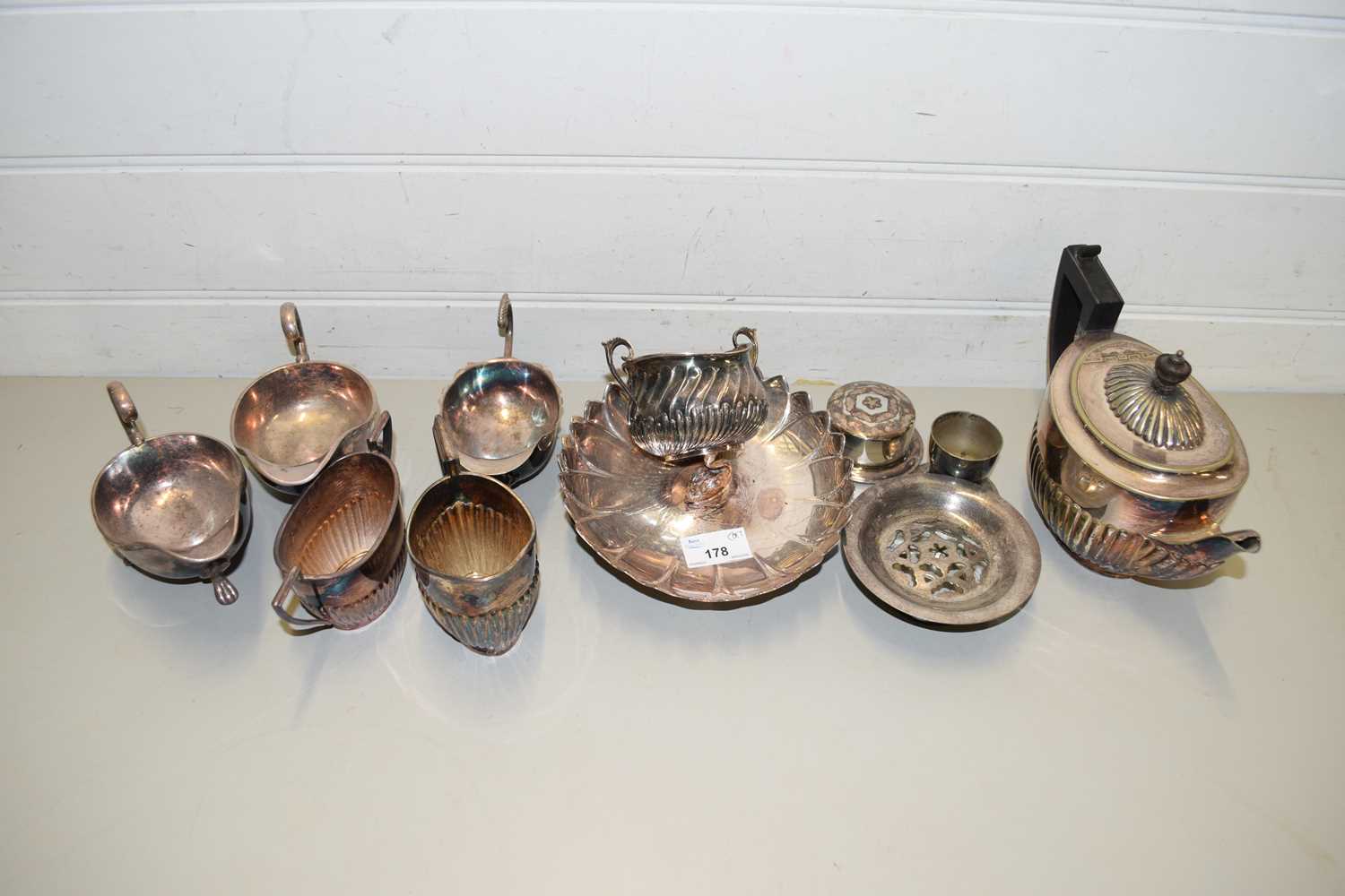 MIXED LOT VARIOUS SILVER PLATED WARES TO INCLUDE TEA WARES, DISHES DECORATED WITH SWANS AND OTHER