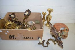 MIXED LOT BRASS WALL LIGHT FITTINGS, VARIOUS BRASS VASES, COPPER BED WARMER ETC