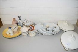 MIXED LOT VARIOUS CERAMICS TO INCLUDE TEA WARES, ROYAL DOULTON PLATES, COVERED VEGETABLE DISHES,
