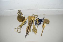 MIXED LOT OF BRASS WARES TO INCLUDE CANDLE SNUFFER, BELL, NOVELTY SPOONS ETC