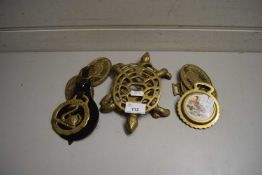 MIXED LOT VARIOUS HORSE BRASSES, BRASS TURTLES, STUFFED TURTLE STAND AND OTHER ITEMS