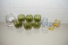 MIXED LOT DRINKING GLASSES TO INCLUDE A SET OF SMALL GREEN WINES